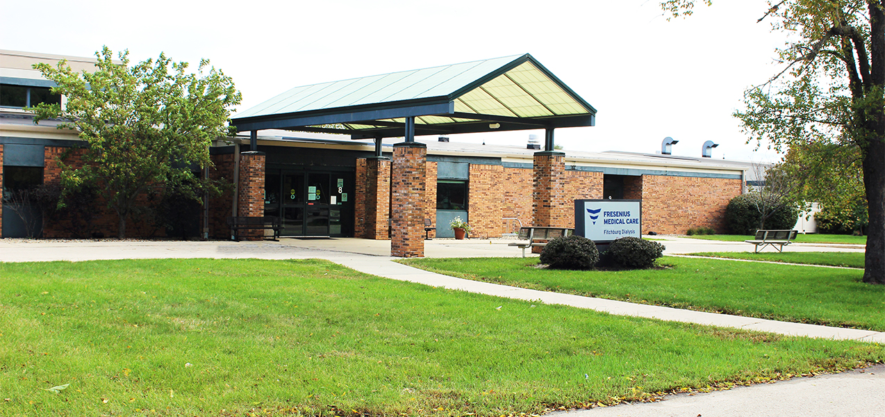 Front door and entrance with sidewalk showing outside the Fresenius Kidney Care building in Woodridge, IL.