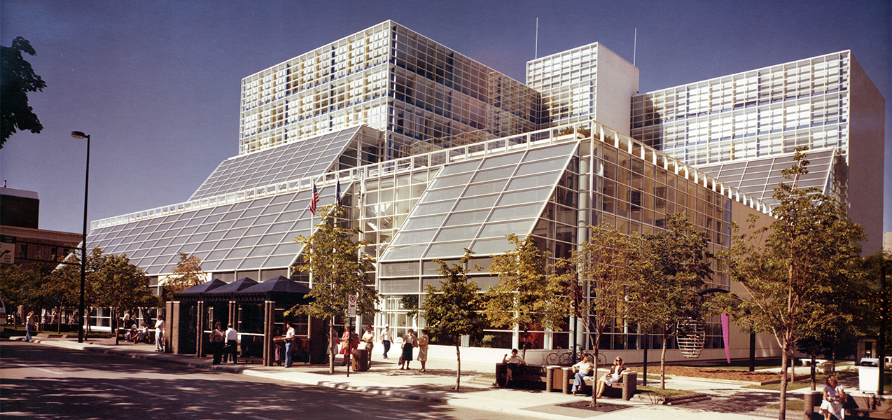 Photo of the entire building by Tri-North Builders of the US Bank headquarters in Wisconsin.